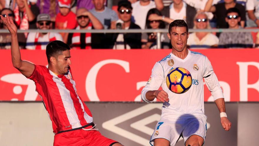 Juanpe pugnant amb Cristiano Ronaldo en el Girona-Reial Madrid