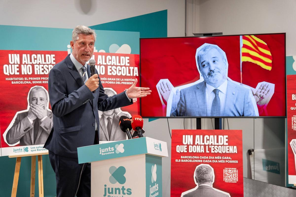 Jordi Martí, regidor de Junts per Barcelona, presentant una campanya crítica amb Jaume Collboni a un any de les eleccions municipals.