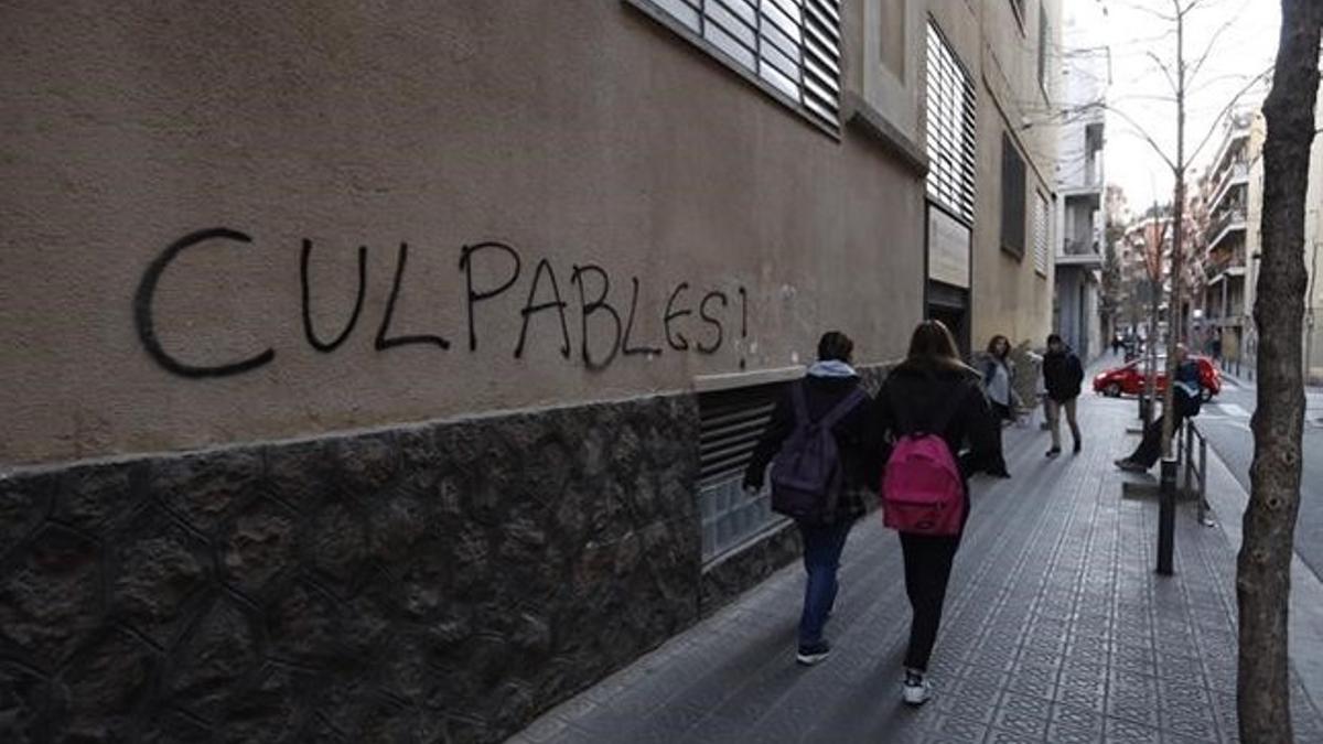 Pintada en la entrada del colegio maristes de les corts denunciado por pederastia