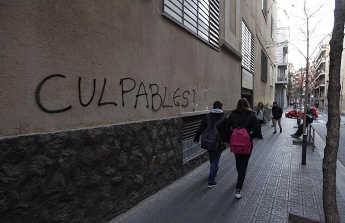 Una pintada en la fachada del colegio Maristas Sants-Les Corts, esta mañana.