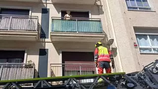 Encierra a su expareja semidesnudo en el balcón de su vivienda en Vigo y los bomberos acuden con la escalera a rescatarlo