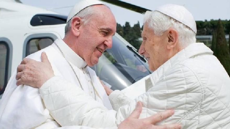 Francisco y Benedicto, abrazo para la historia