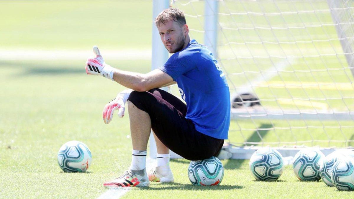 Neto, en un descanso durante un entrenamiento del FC Barcelona