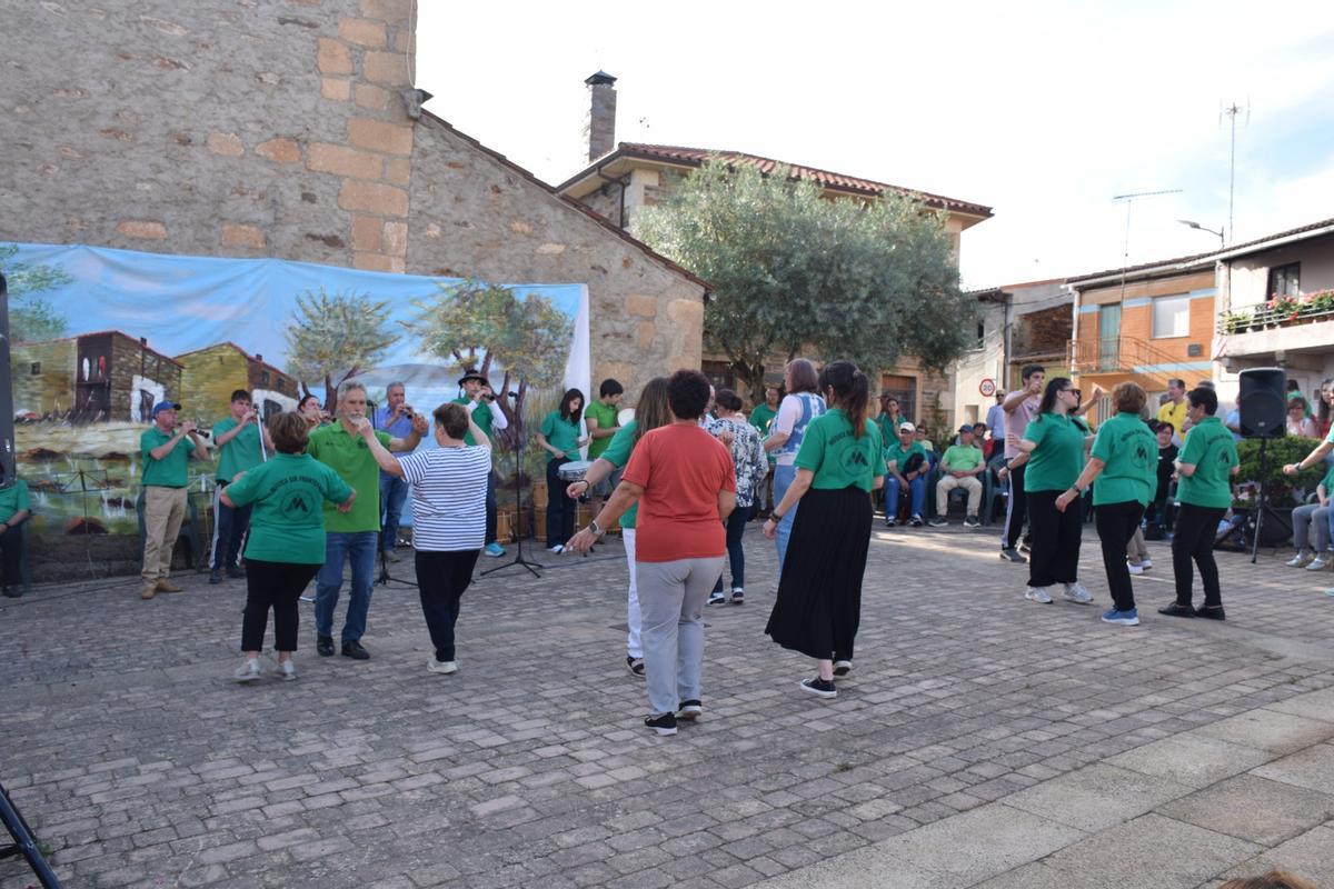 La actuación de Aulas de Aliste en Trabazos pone el broche perfecto a un curso de aniversario