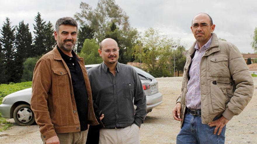 Francisco Guzmán, David Arrabalí y Eduardo Zorrilla en la parcela.