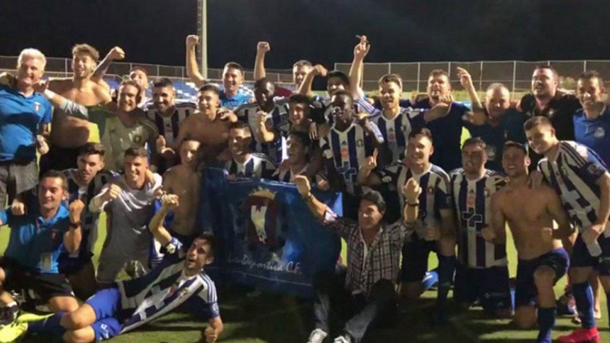 Los jugadores del Lorca celebran el ascenso