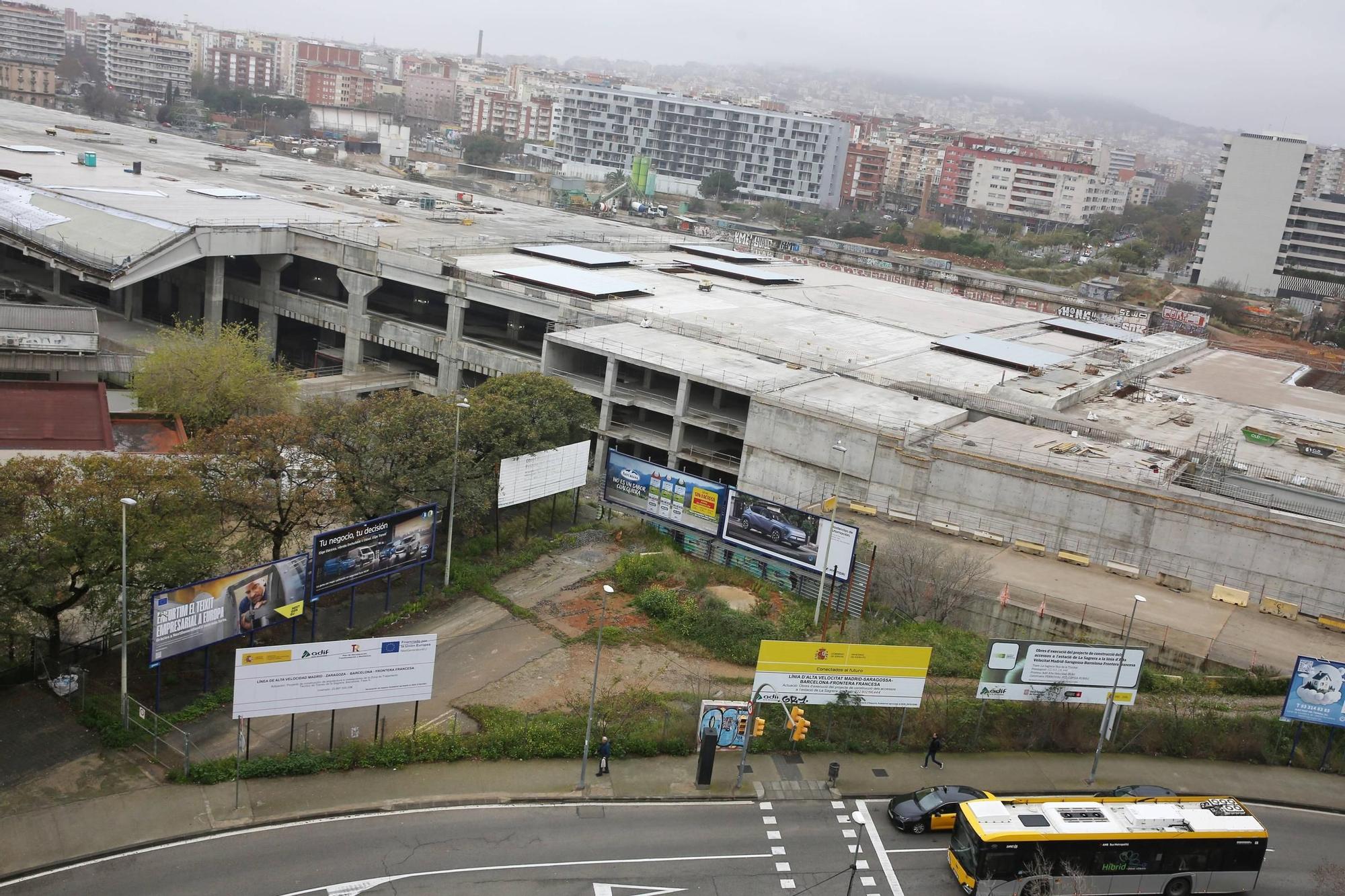 El terreno adyacente a la futura estación de la Sagrera, donde se excavará para buscar más restos de la villa romana descubierta en las obras, en Barcelona.