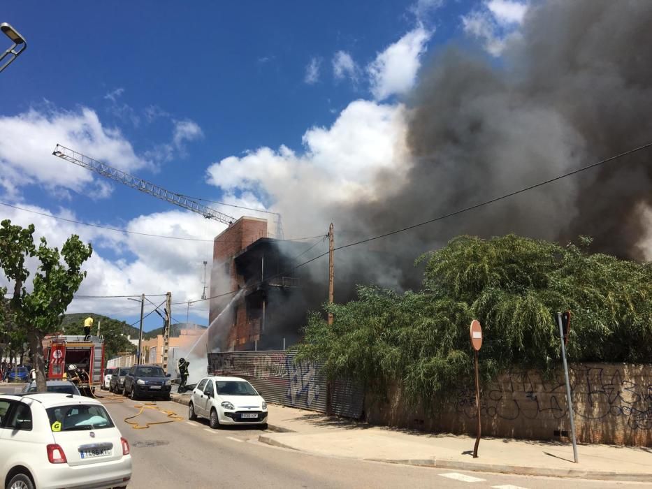 El incendio se declara en un edificio okupado en Es Viver