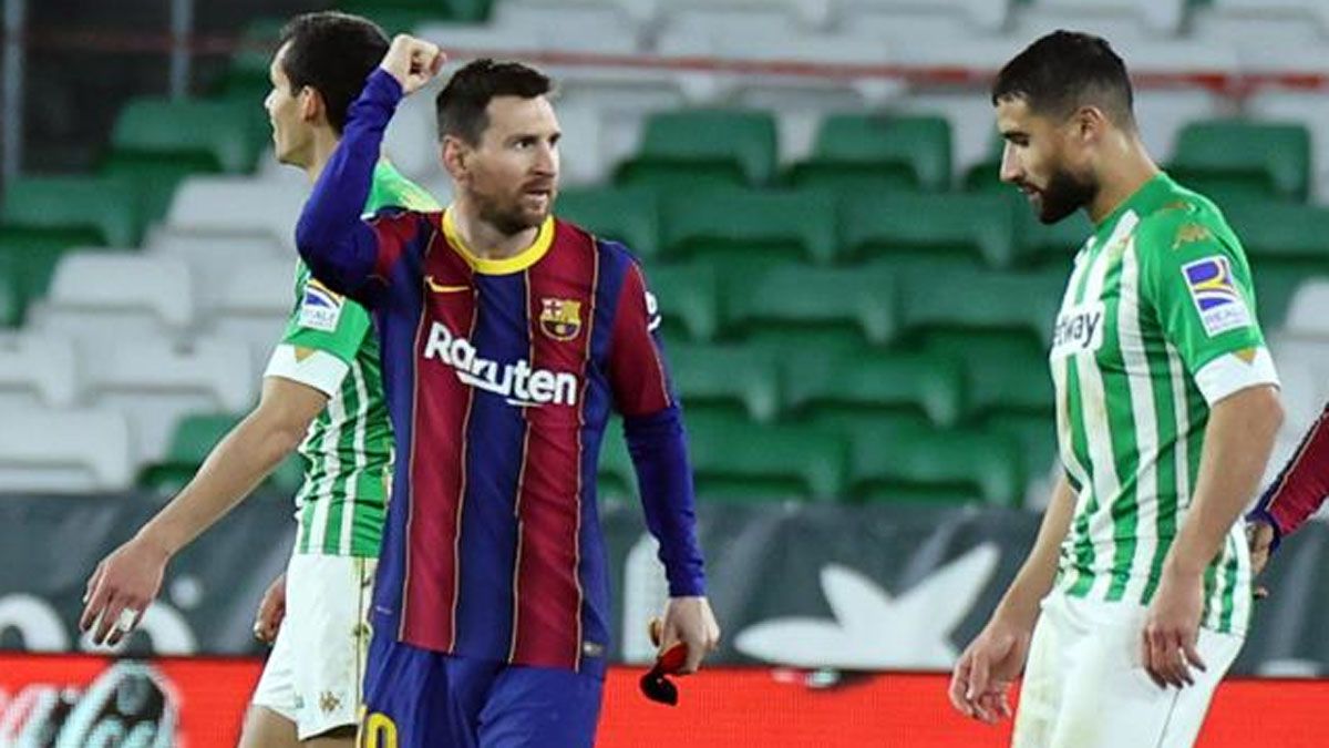 Leo Messi celebra el gol con el brazalete de capitán en su mano izquierda