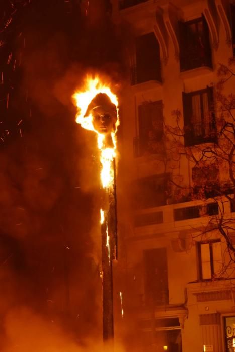 Así ardió el Baco de Almirante Cadarso