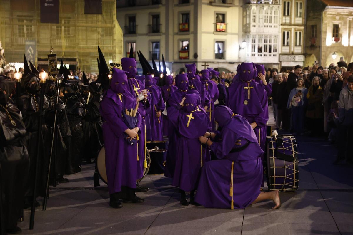 EN IMÁGENES: La multitudinaria procesión del Encuentro en Avilés
