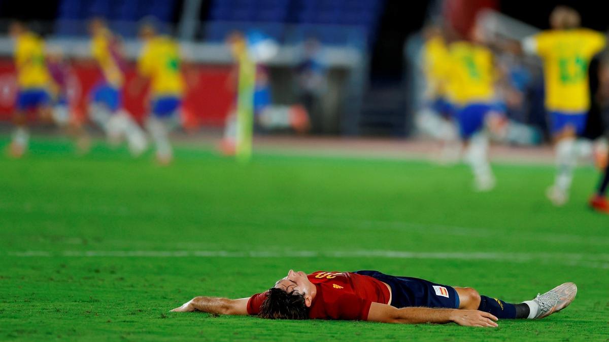 Miranda se derrumba tras el gol triunfal de Brasil.