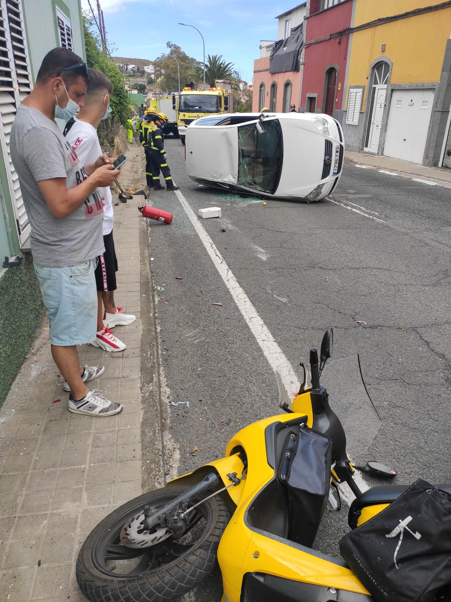 Un turismo vuelca en Arucas tras chocar contra una moto de Correos