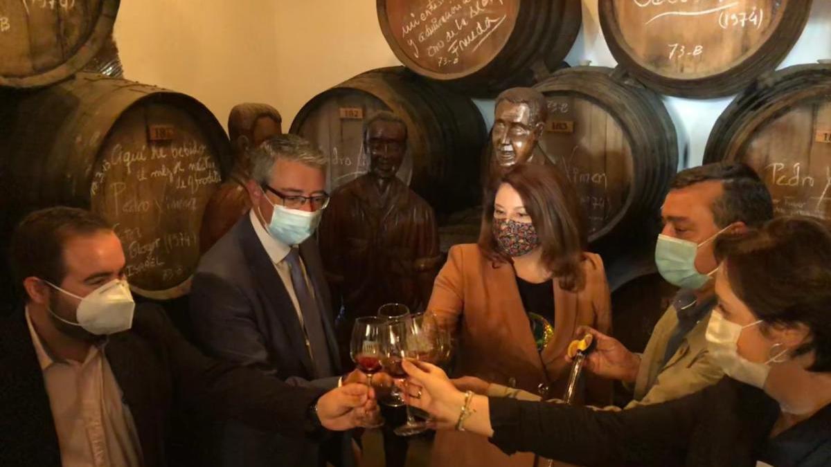 Francisco Salado y Carmen Crespo brindan en su visita a la bodega Dimobe de Moclinejo.