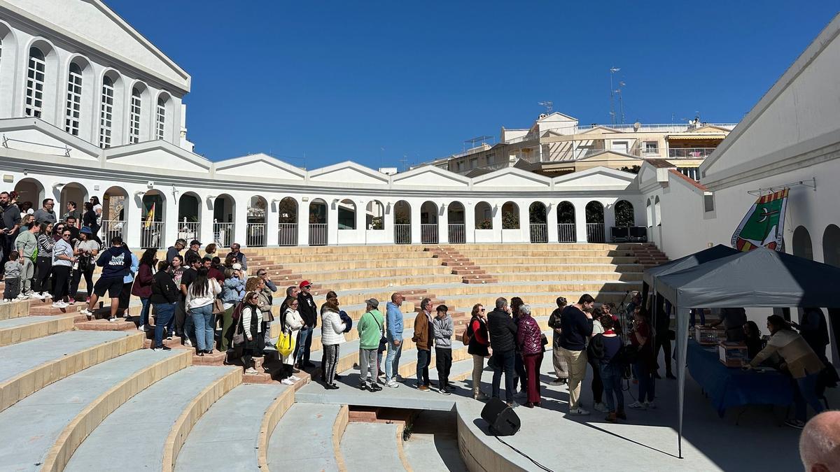 La cola de las festeras y festeros de Calp para votar