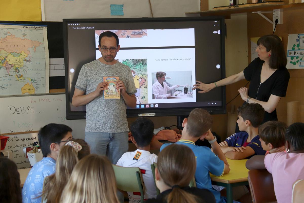 L'investigador de la UdG, Jordi Cicres, i la científica Sílvia Pujals fan un taller per despertar vocacions científiques a alumnes de l'escola de Bordils