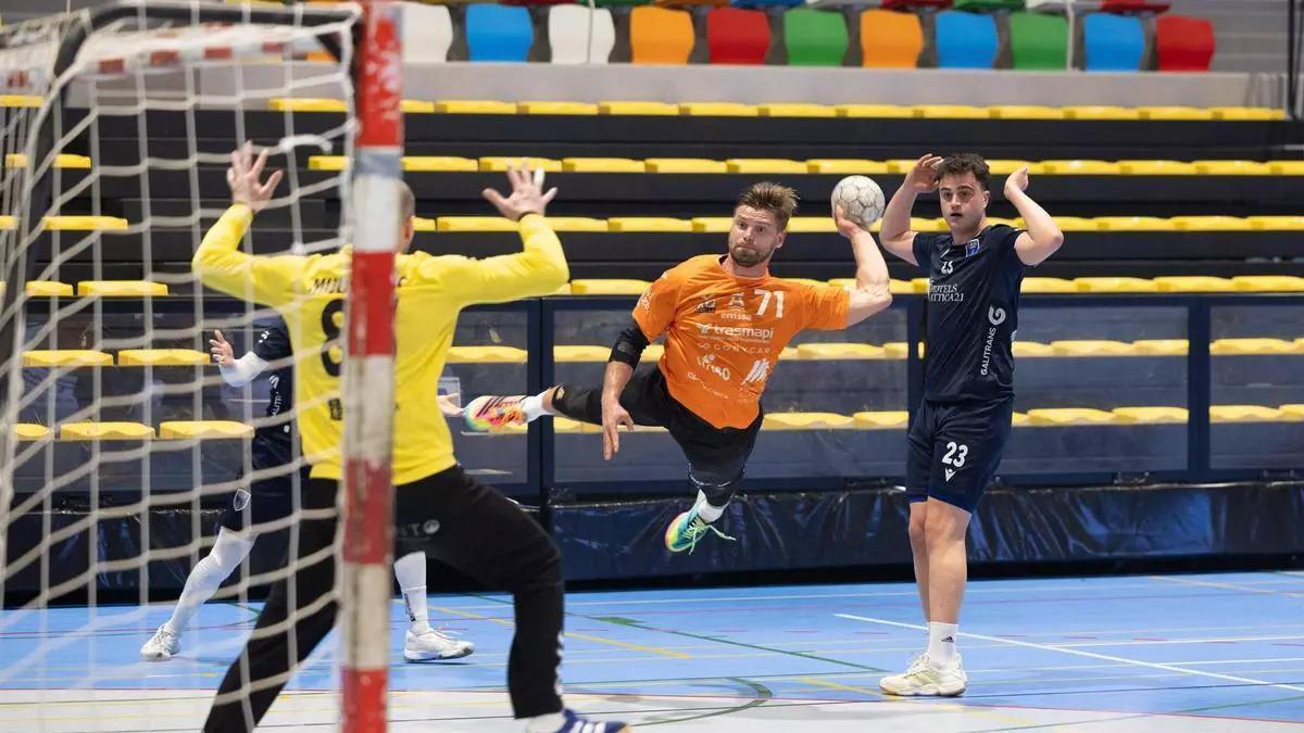 El jugador del Trasmapi, Roman Chychykalo, procede a lanzar a portería en un instante de la victoria del encuentro ante el OAR Coruña.