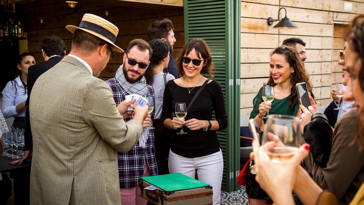 Espectáculo de magia en una terraza de hotel de Barcelona.