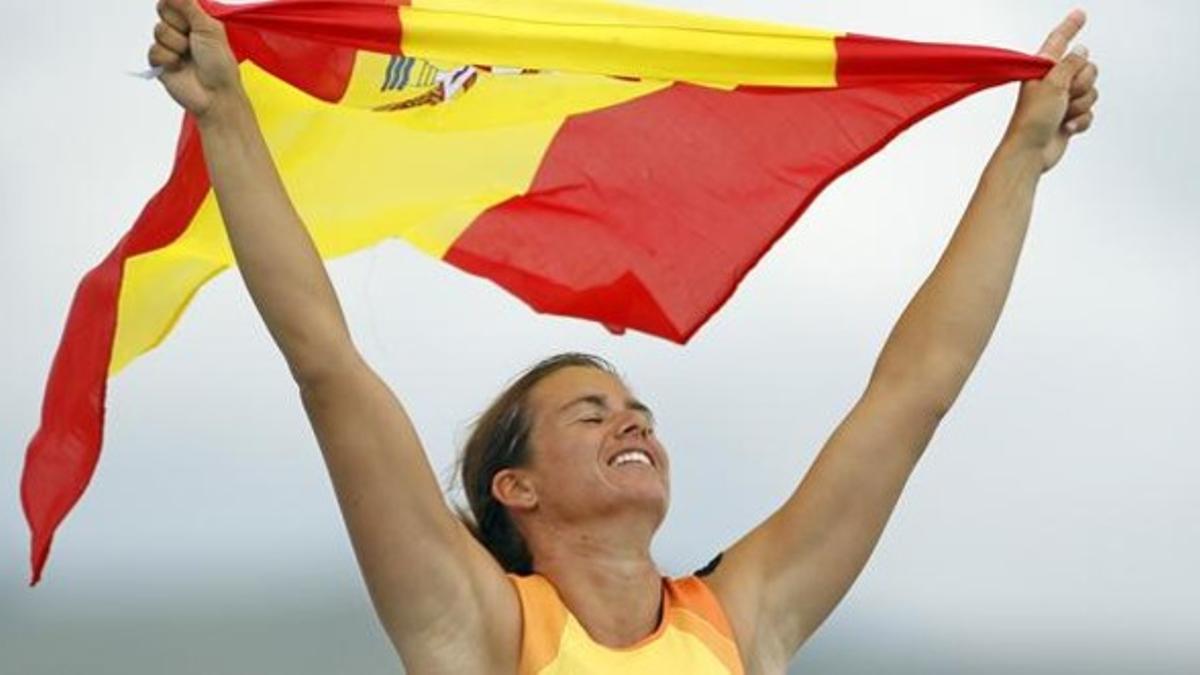 Marina Alabau, con la bandera española tras ganar el oro.