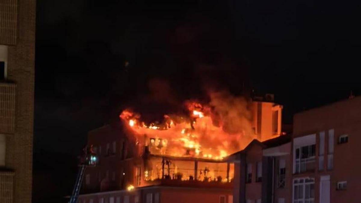 El fuego del ático del edificio de San ANtón, desde cerca.