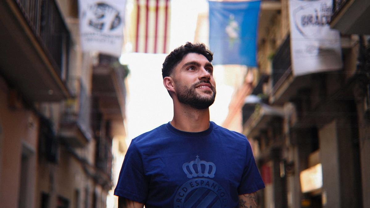 Unai Núñez, en Gràcia con la camiseta del Espanyol