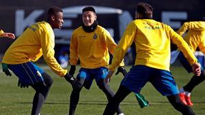 Wu Lei, en el centro junto a Alfa Semedo, en un entrenamiento del Espanyol.