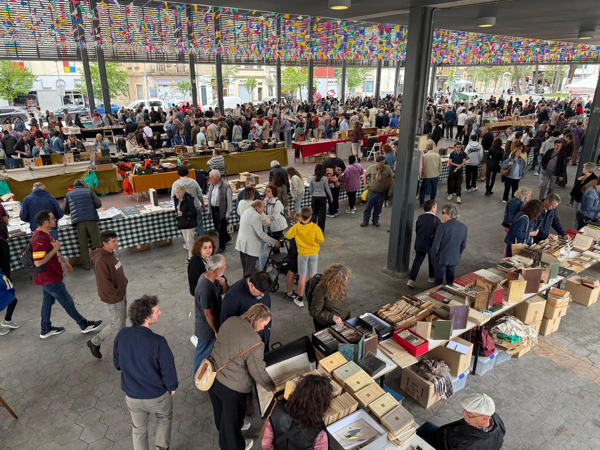 La plaça Catalunya s'ha omplert de col·leccionistes, lectors i curiosos que s'han acostat a la Fira del Llibre Vell