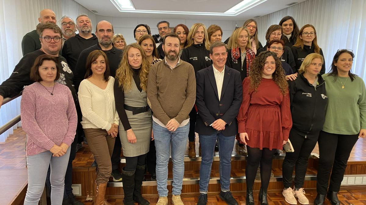 Participantes de programas de empleo del ayuntamiento, junto al alcalde y la concejala.