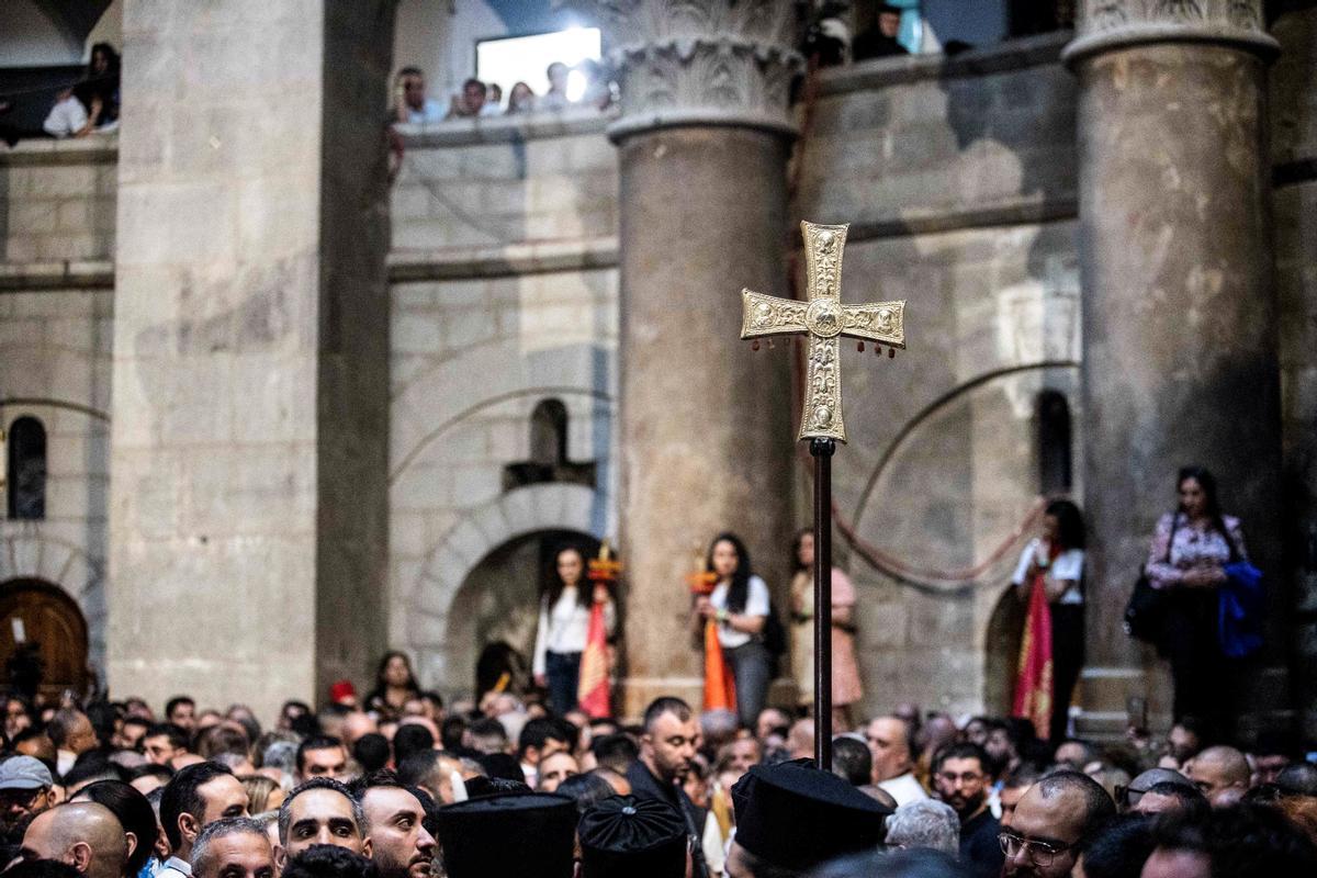 Cristianos ortodoxos celebran “Fuego Sagrado” en Jerusalén. eregrinos cristianos ortodoxos sostienen velas durante la ceremonia del Fuego Sagrado, un día antes de la Pascua ortodoxa, el sábado 15 de abril de 2023 en la Iglesia del Santo Sepulcro en la Ciudad Vieja de Jerusalén, donde muchos cristianos creen que Jesús fue crucificado y enterrado antes de resucitar.