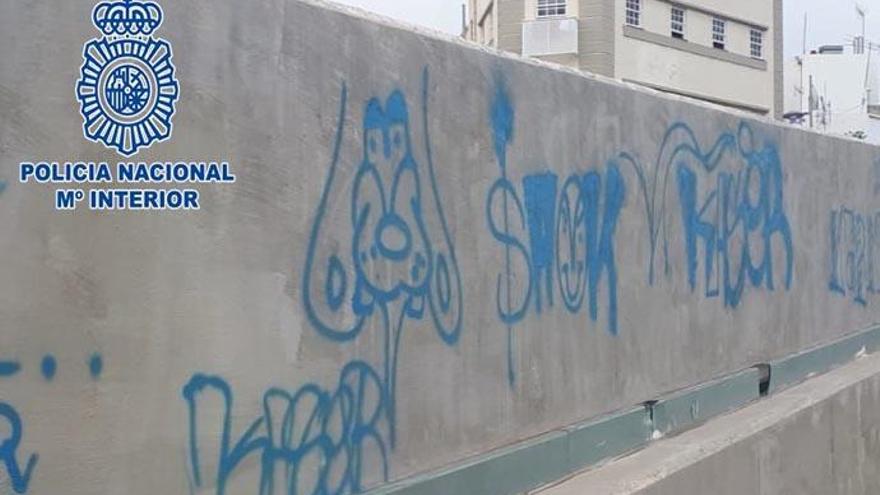 Pillan &#039;in fraganti&#039; a dos jóvenes grafiteros en el barranco de Santos