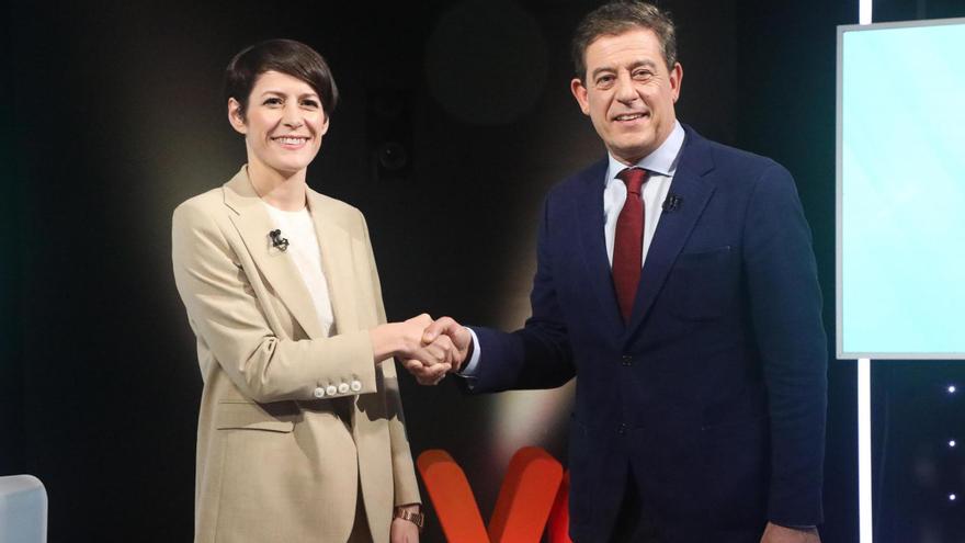 La candidata del BNG, Ana Pontón, saluda a José Ramón Gómez Besteiro, cabeza de lista del PSdeG