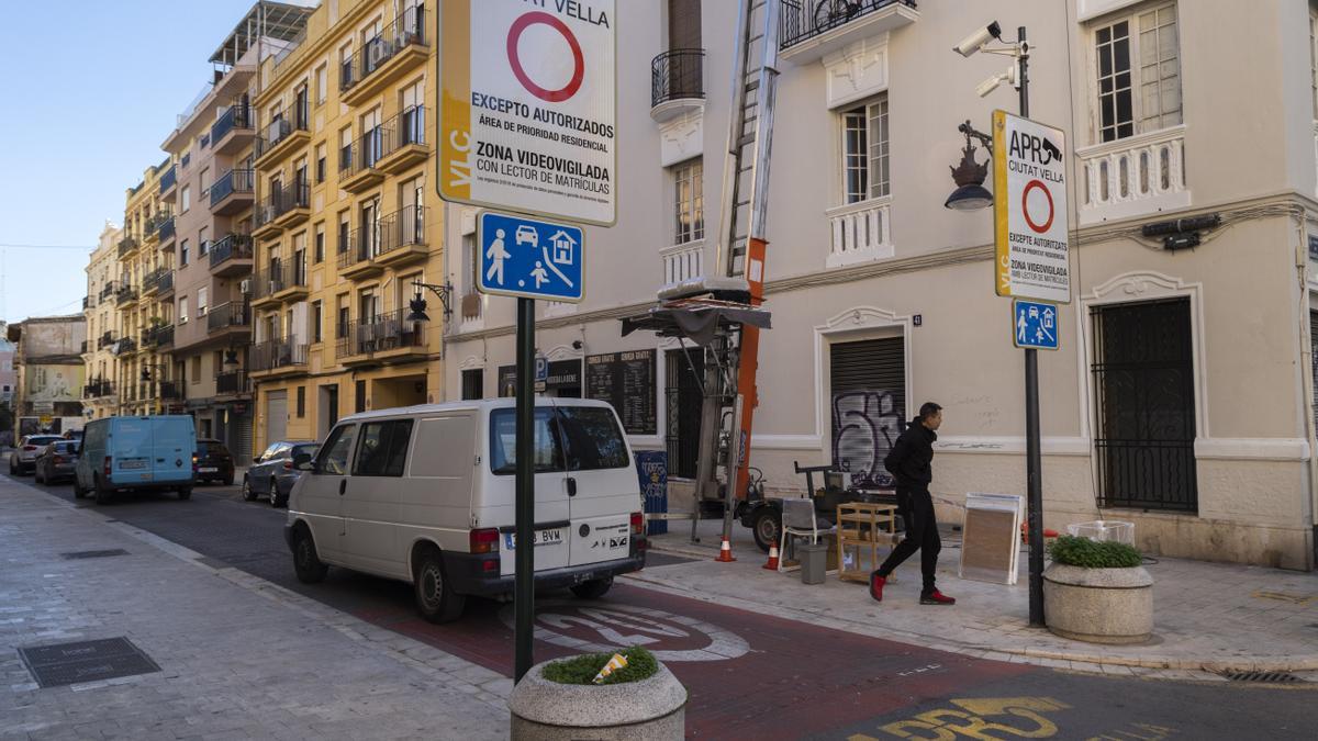 Una furgoneta accede a la APR de Ciutat Vella por la calle Corona.