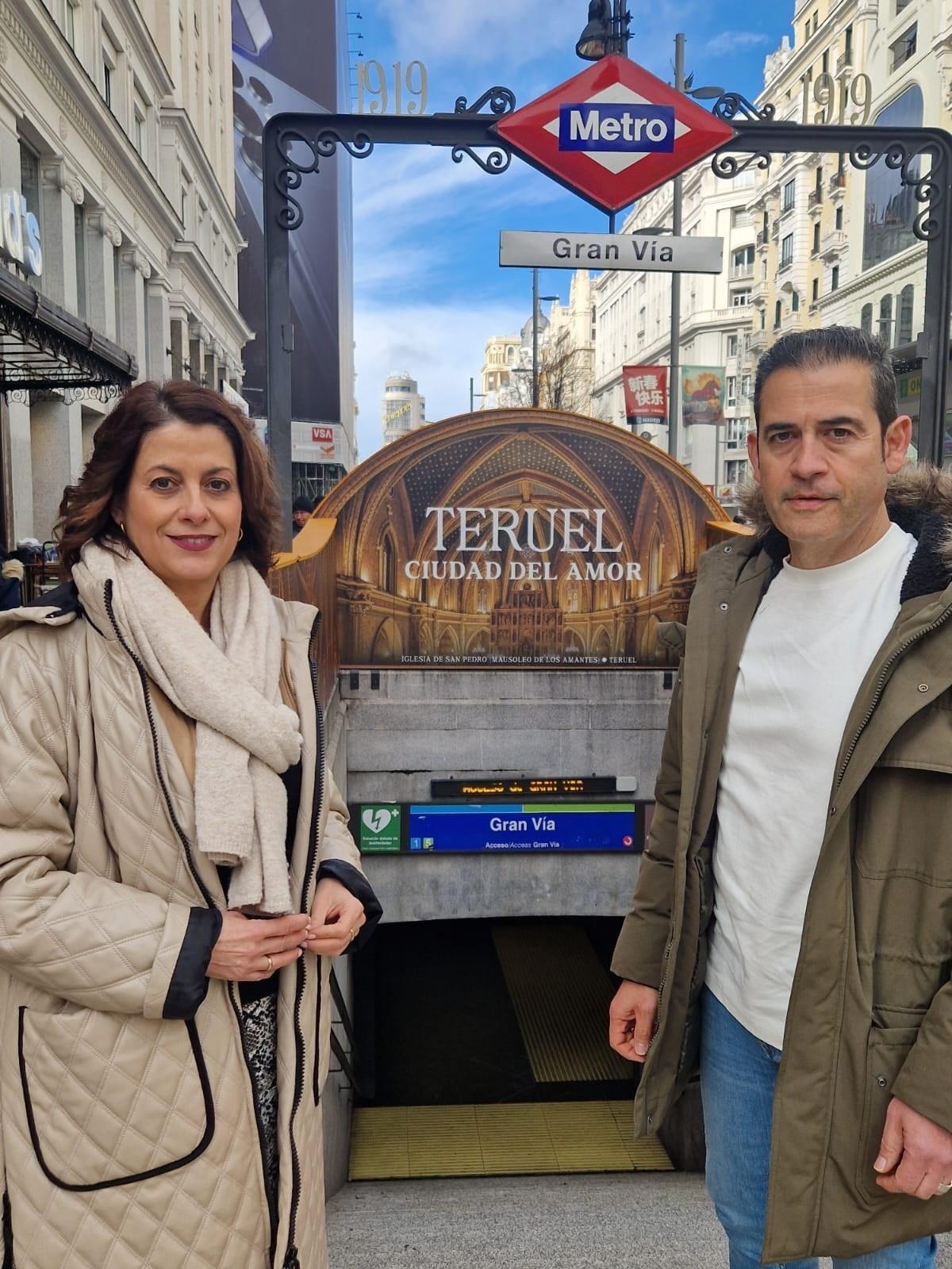 La alcaldesa de Teruel, Emma Buj, y el concejal de Turismo, Eduardo Suárez, en la Gran Vía de Madrid.