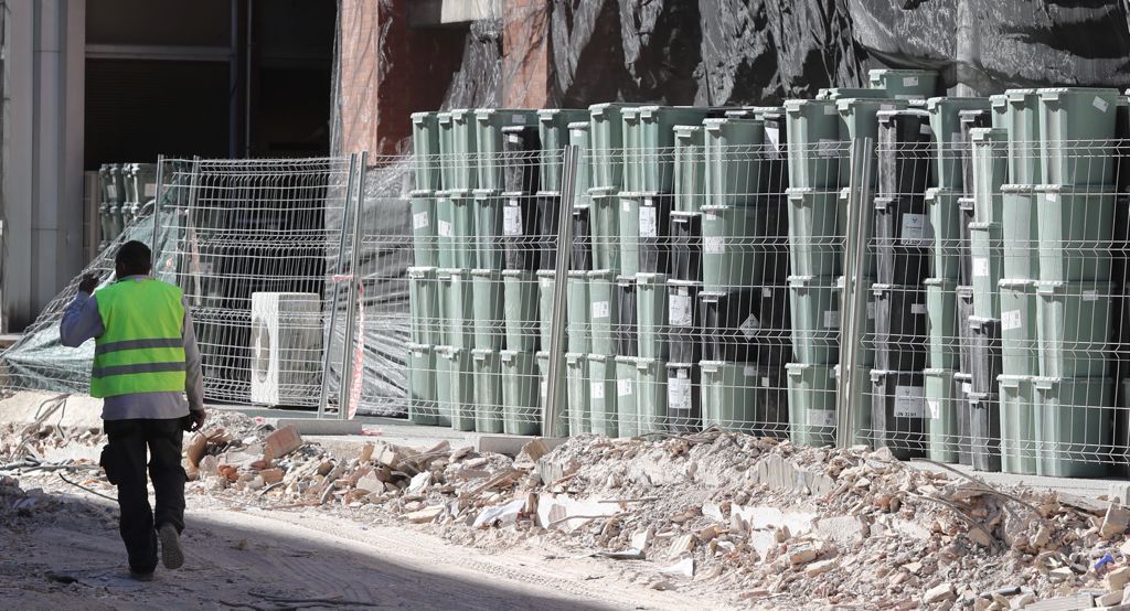 Los residuos de pacientes covid se acumulan en el exterior del Hospital Clínico de València