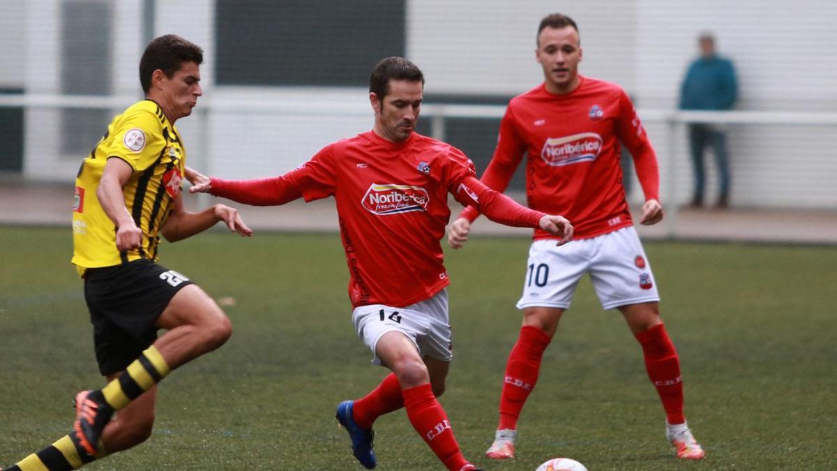 Un jugador del Estradense se dispone a golpear el balón durante un partido. |  // BERNABÉ/ANA AGRA