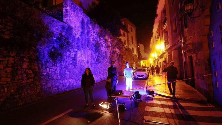 La muralla medieval de la calle Paraíso cobra vida a base de proyecciones de luz