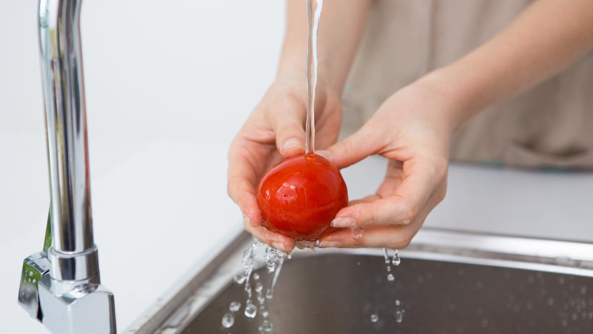 El agua filtrada de grifo mantiene la calidad y minerales, pero mejora su sabor.