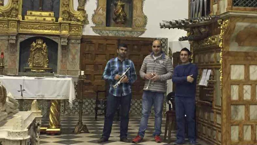 Los músicos que ofrecerán el concierto, en el convento.