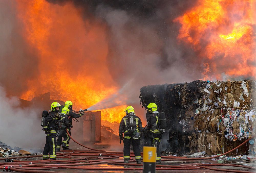 Más de una veintena de bomberos trabajaban anoche para sofocar el complicado incendio.