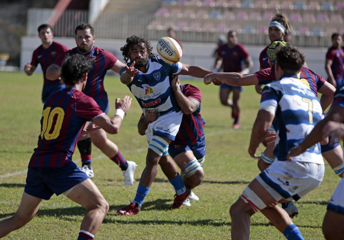 Lucas Melian trata de avanzar.