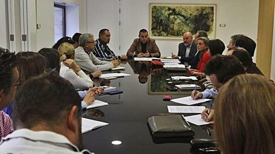 Imagen de la reunión mantenida este jueves entre Requejo y los representantes de los consejos reguladores.