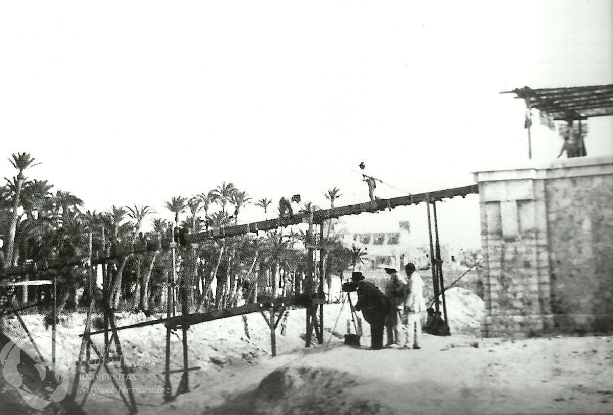 Foto tomada por Pere Ibarra sobre la construcción del puente de Canalejas