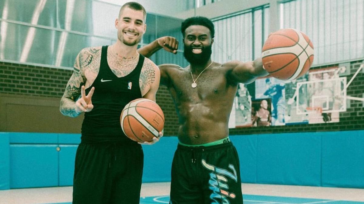 Juancho Hernangómez, junto a Jaylen Brown en la Ciutat Esportiva del Barça