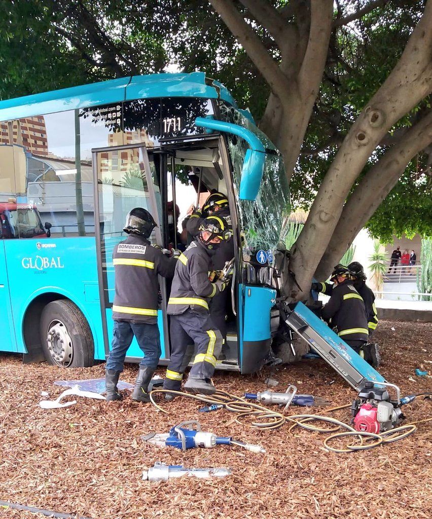 Una guagua se estrella contra un árbol en Gran Canaria