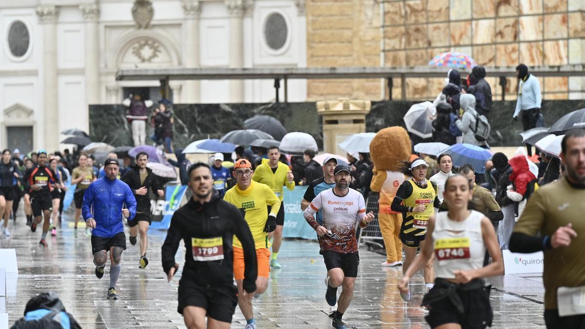 En imágenes | Zaragoza se vuelca con el Maratón y la 10K a pesar de la lluvia y el viento