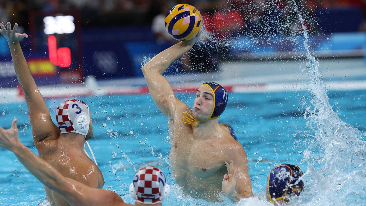 El español Unai Biel Lara con el balón durante el partido de waterpolo entre Croacia y España celebrado en los Juegos Olímpicos de París 2024