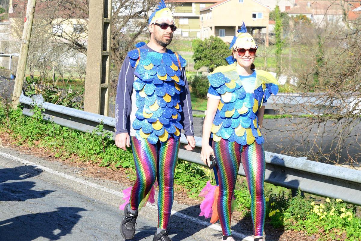 Miles de personas entierran al Mexillón en el carnaval de Aldán