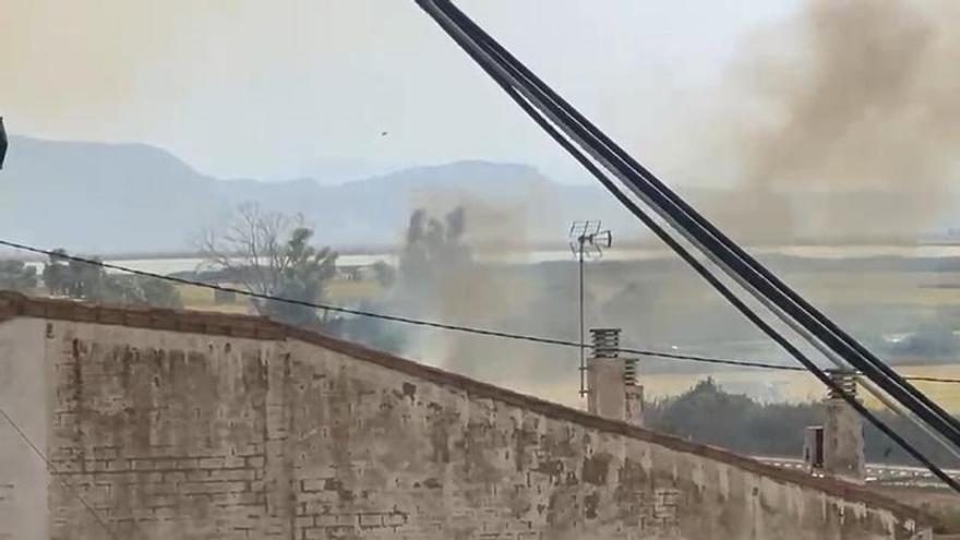 El fuego llega al pueblo de El Saler