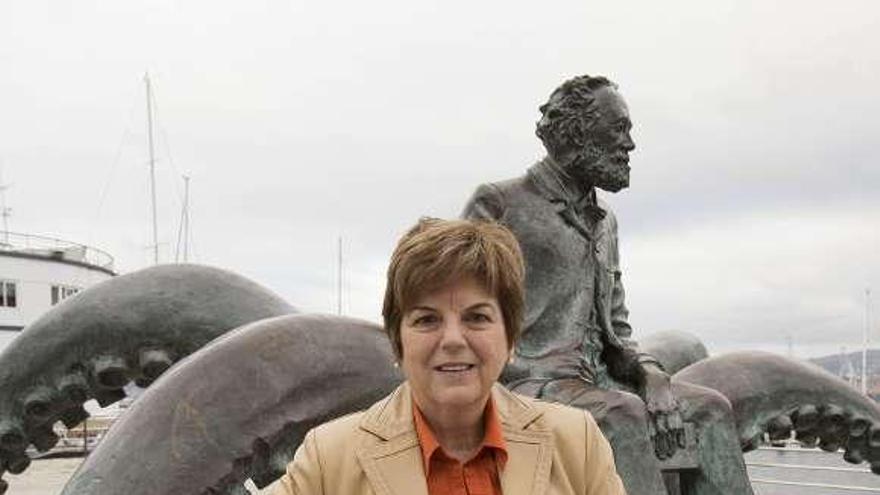 Matilde Felpeto, ante la escultura de Verne en Vigo.  // R. Grobas