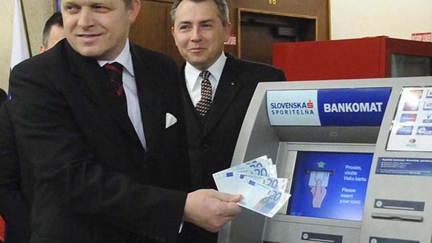 Moneda. El primer ministro eslovaco con sus primeros euros.